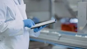 Diagram porovnávající elektronické záznamy o šaržích (eBR) s tradičními záznamy o šaržové výrobě z hlediska shody s GMP