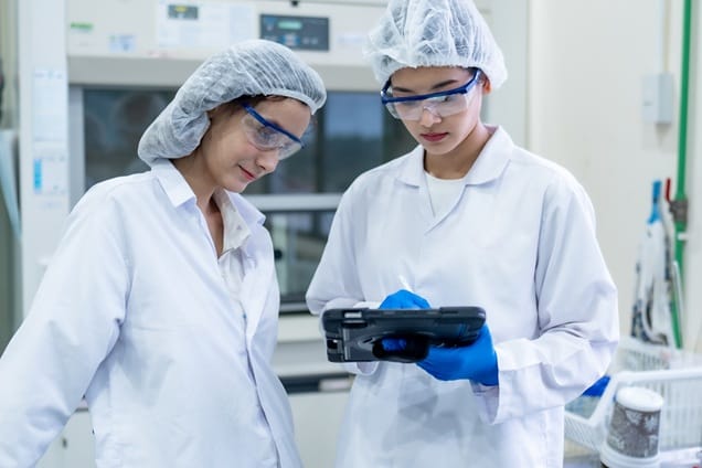 V5 software generating electronic device history records (eDHR) with MES integration for ISO 13485 and 21 CFR Part 820 compliance.