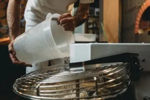 生产操作员在触摸屏终端上与 V5 配方系统进行交互。该系统实时显示配料重量、皮重值和配方步骤,以确保批次一致性、法规合规性以及生产过程中的实时验证。